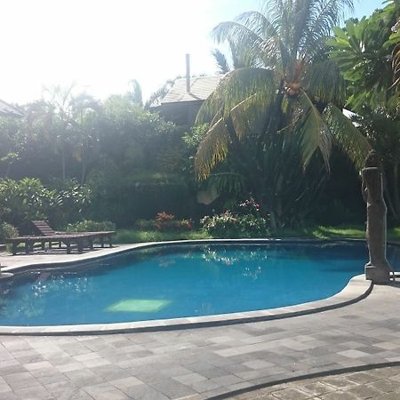 Batu Bolong Cottages Mangsit Bagian luar foto