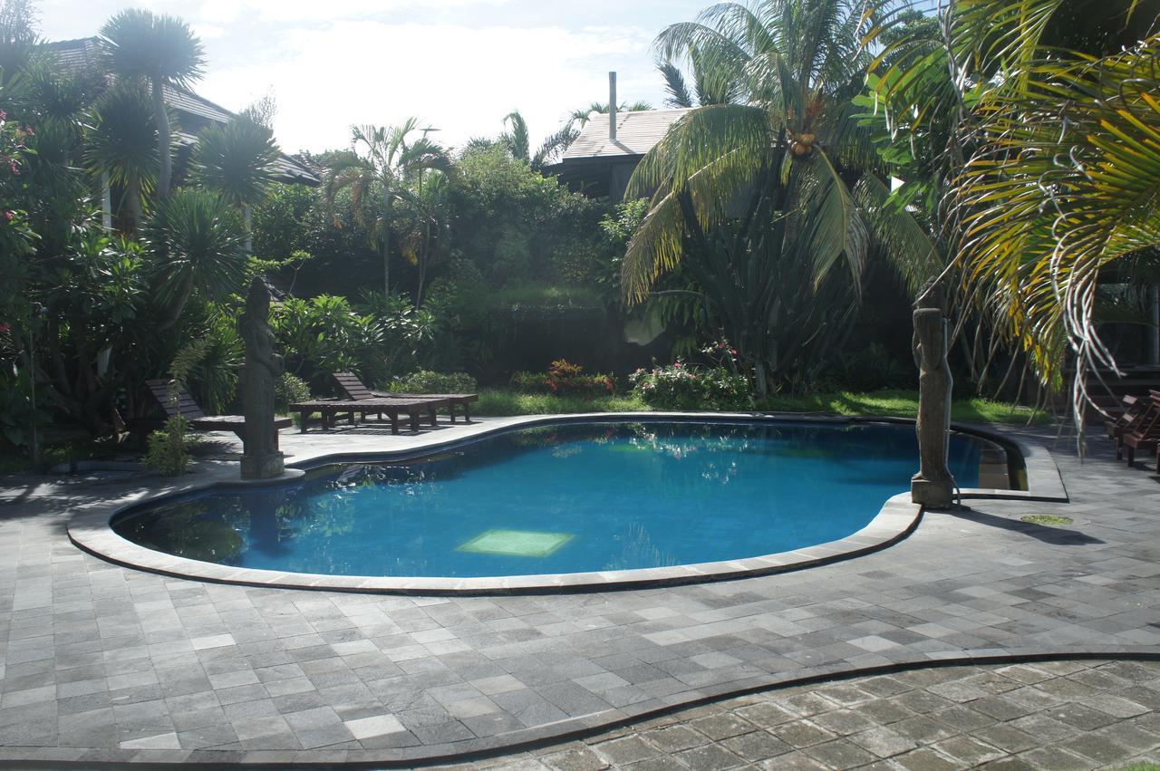 Batu Bolong Cottages Mangsit Bagian luar foto