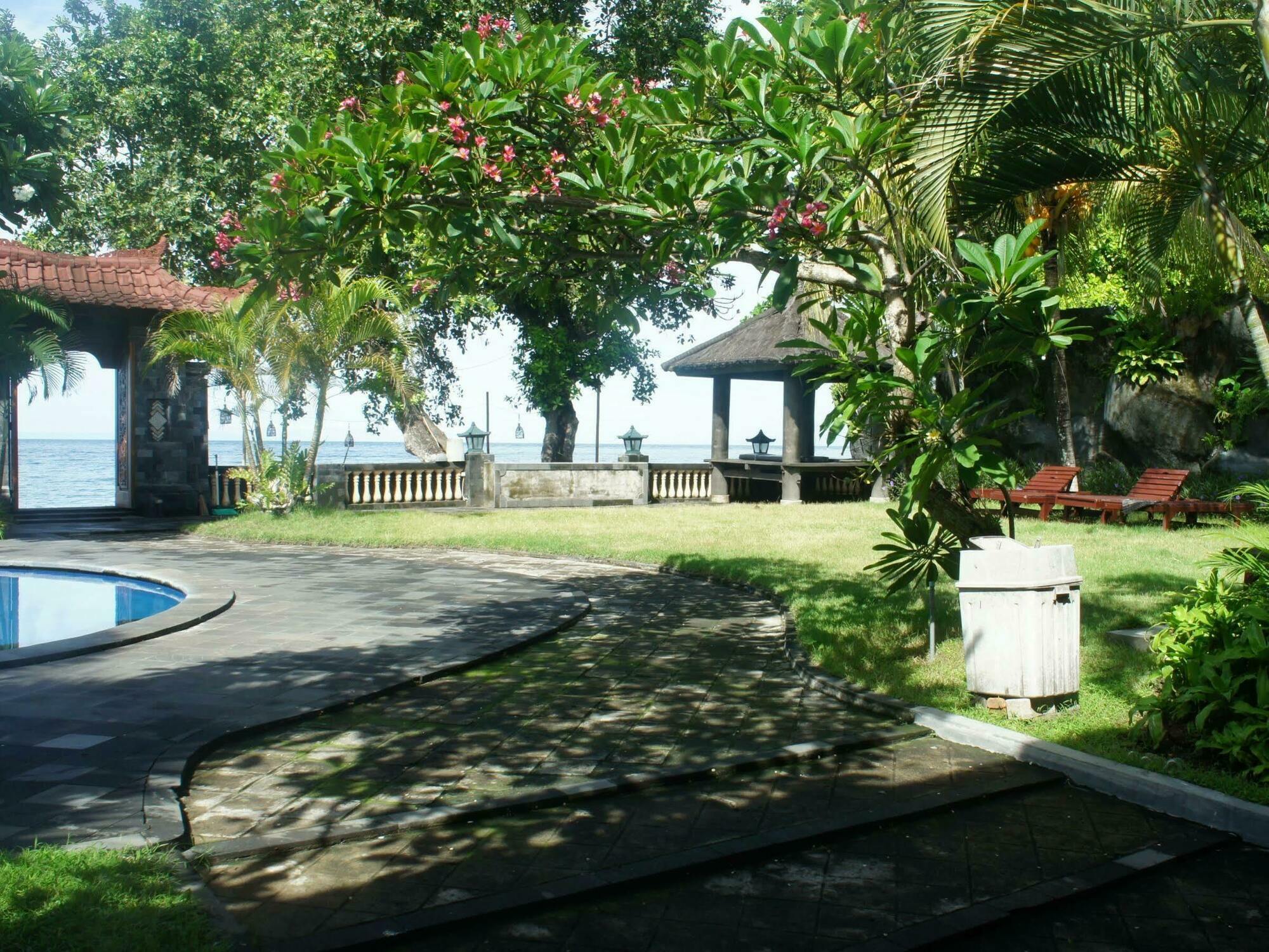Batu Bolong Cottages Mangsit Bagian luar foto